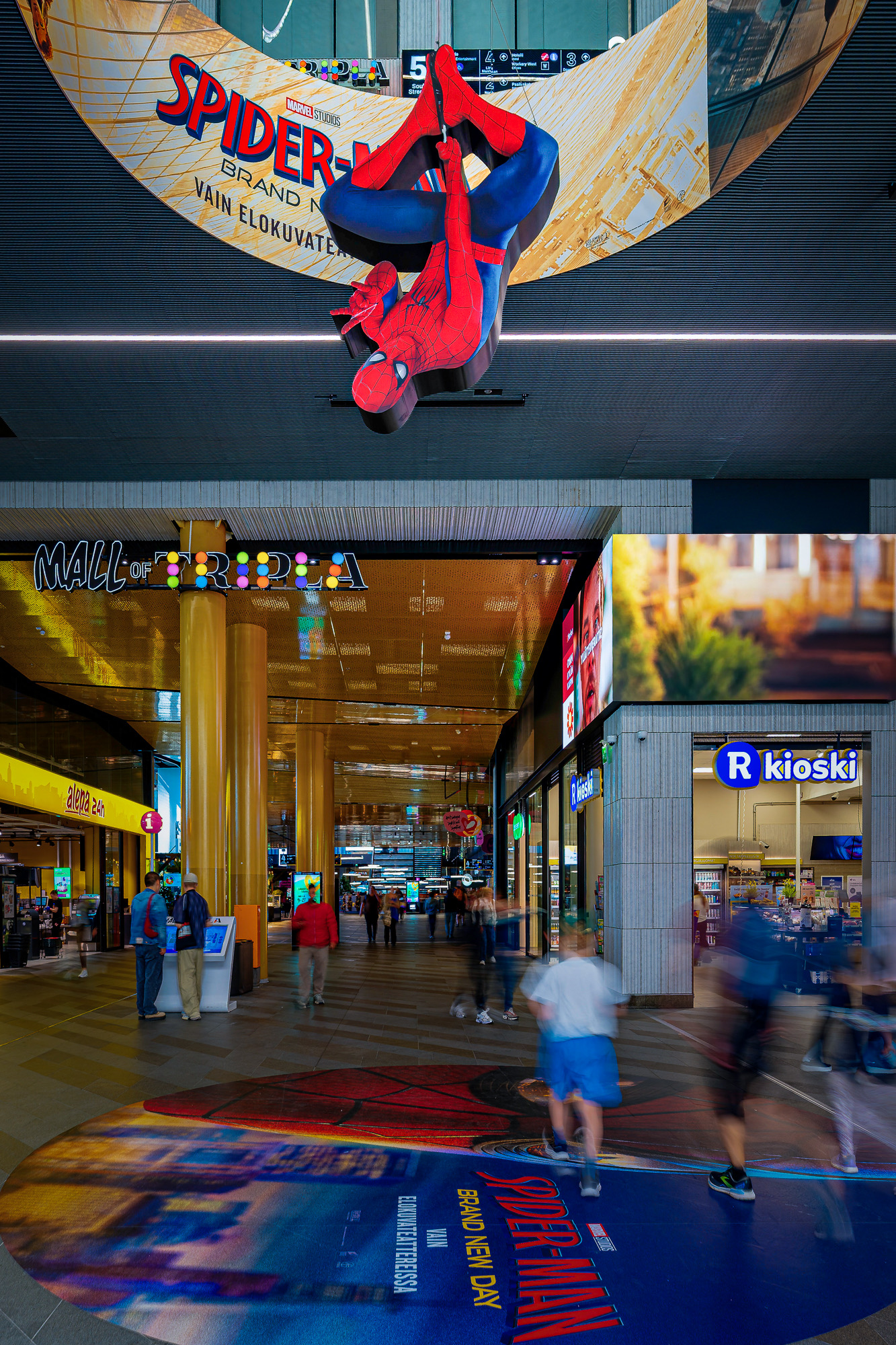 Spider-Man hahmo roikkuu katossa Triplassa